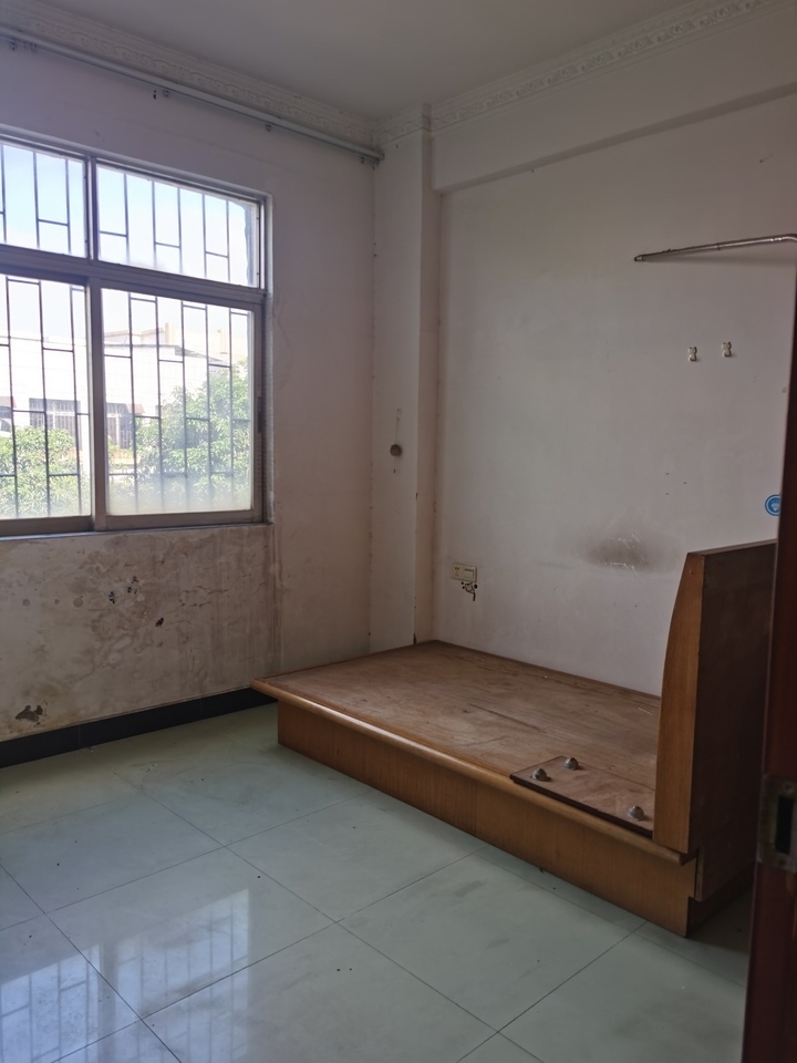 中山市沙溪镇隆都路社再楼404房及14号车房的房地产法拍房图片1