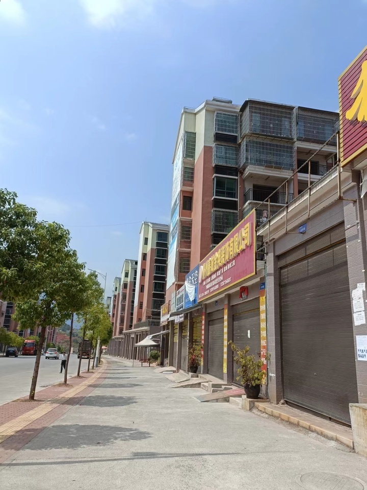 宜章县玉溪镇马耳冲小区三期18栋106号商业门面法拍房图片1