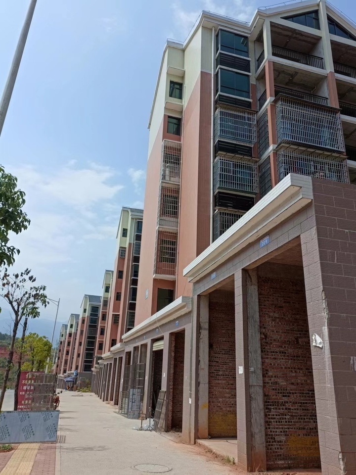 宜章县玉溪镇马耳冲小区三期10栋105号商业门面法拍房图片1